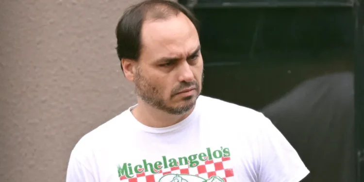 Carlos Bolsonaro reclama de dividir horas de visita ao pai com os irmãos