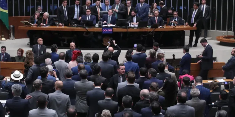 Comissão aprova relatório, e PEC da escala 6×1 avança na Câmara