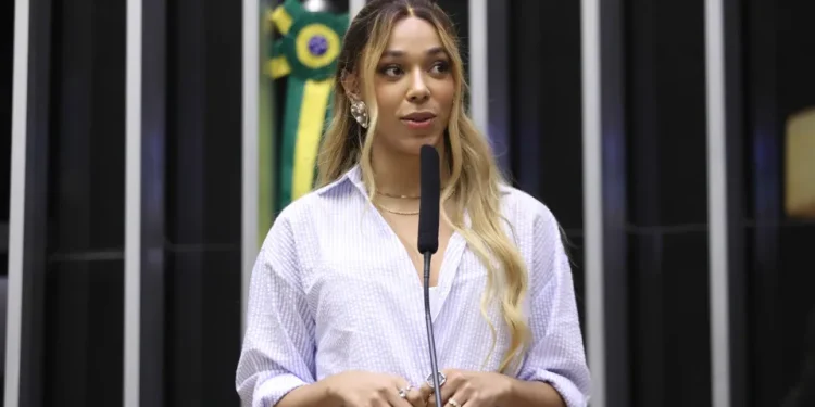 Deputada ameaça usar lei Maria da Penha contra Erika Hilton