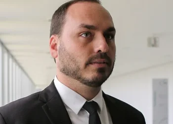 “Está ficando feio”: Carlos Bolsonaro ataca comando do PL e cobra reação