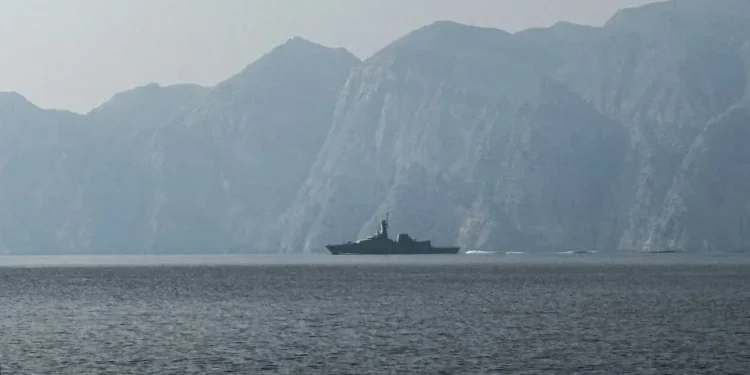 Estreito de Ormuz é fechado novamente: Passagem “requer aprovação do Irã”