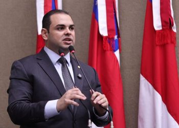 Governador interino manda suspender contratos com empresas ligadas à própria família no Amazonas