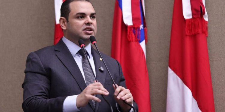 Governador interino manda suspender contratos com empresas ligadas à própria família no Amazonas