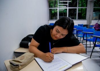 Indígena aprovada no Sisu antes de concluir ensino médio garante vaga na Ufam