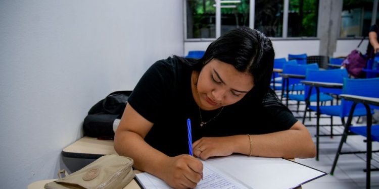 Indígena aprovada no Sisu antes de concluir ensino médio garante vaga na Ufam