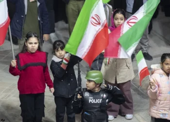 Irã recruta crianças e amplia frente de violações na guerra