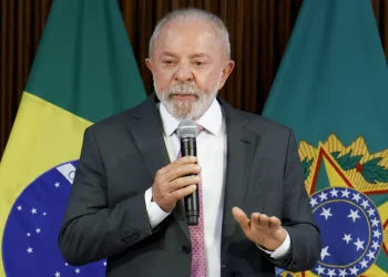 Lula acusa Flávio Bolsonaro de querer “vender o Brasil” aos EUA