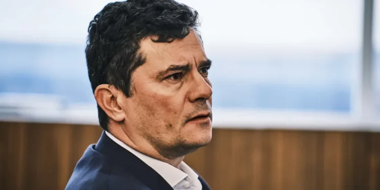 Moro faz acordo com Flávio Bolsonaro para concorrer a governo do Paraná