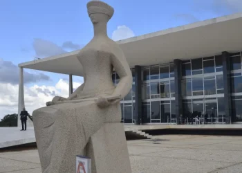 Parecer que mirava ministros do STF é rejeitado; texto gera tensão institucional