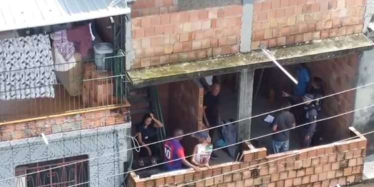 Pedreiro morre ao receber descarga elétrica