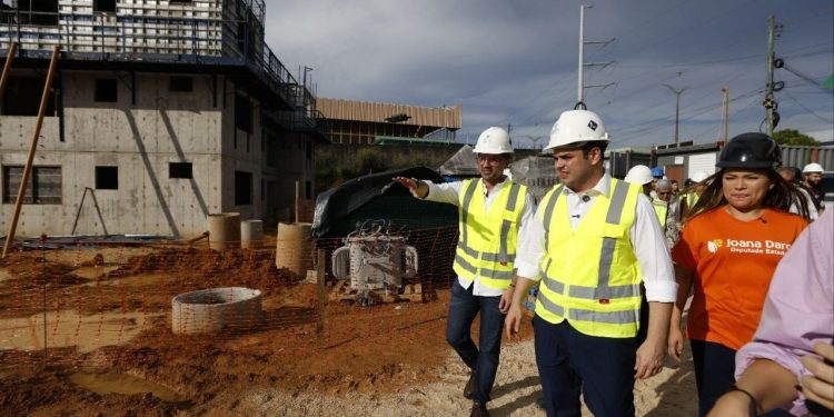 Roberto Cidade vistoria obras de 256 moradias no Residencial Compensa
