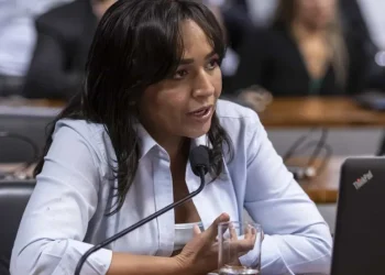 Senadora alega insatisfação com candidatura presidencial de Caiado, deixa PSD e se filia ao PT