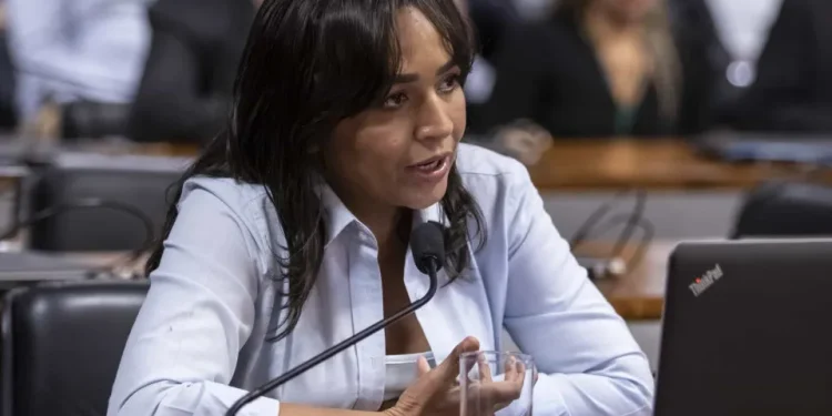 Senadora alega insatisfação com candidatura presidencial de Caiado, deixa PSD e se filia ao PT