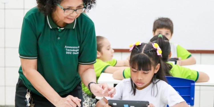 Tecnologia avança nas escolas do Amazonas, mas interior ainda enfrenta exclusão digital