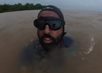 Triatleta colombiano nada do Peru a Coari em mais de 4 mil km pela defesa dos rios