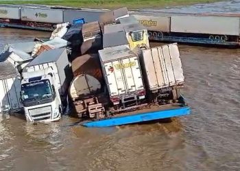 VÍDEO: Balsa se parte ao meio e afunda no Rio Amazonas durante comboio de cargas