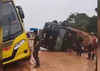 VÍDEO: Caminhão tomba na BR-319 e provoca congestionamento quilométrico na rodovia
